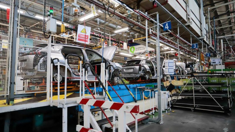 ep archivo   varios vehiculos en la sede de stellantis el dia que la vicepresidenta primera del