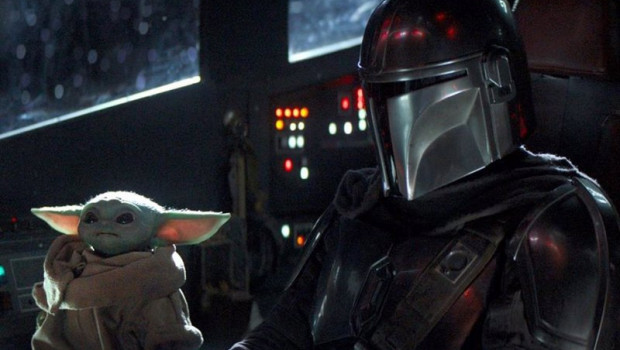 ep baby yoda y mando en the mandalorian