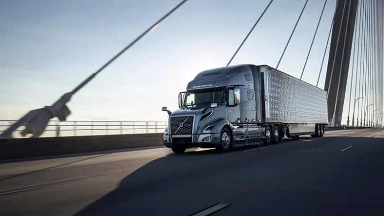 ep camion de volvo en la carretera