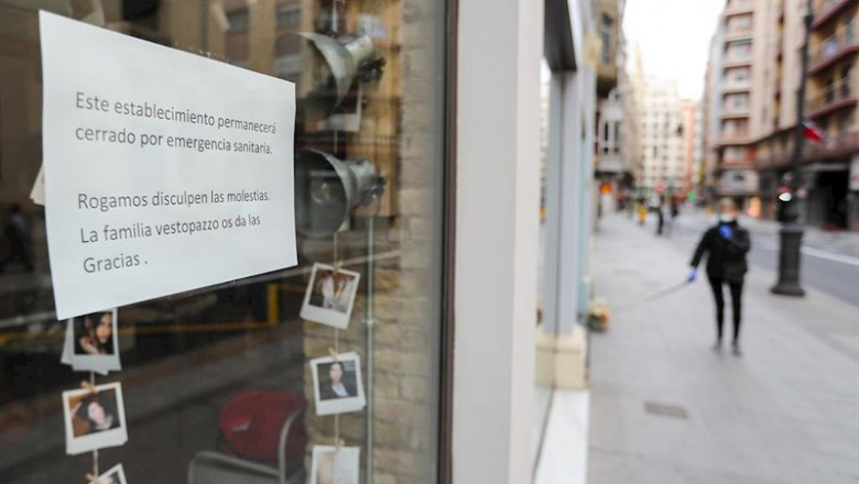 Cartel en la ventana de un establecimiento cerrado en una calle prácticamente vacía durante el segundo día laborable de la segunda semana desde que se decretó el estado de alarma en el país a consecuencia del coronavirus, en Valencia (Comunidad Valenciana | Iván Terrón / Europa Press ep cartel en la ventana de un establecimiento cerrado en una calle practicamente vacia durante el