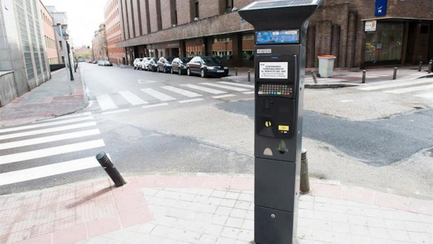 ep cartel en un parquimetro el que se indica la suspension temporal del servicio ser