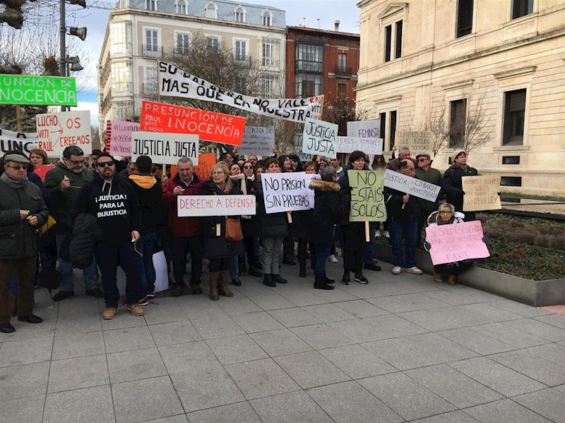 ep concentracion a favor de los ex jugadores de la arandina a las puertas de los juzgados de burgos ep concentracion a favor de los ex jugadores de la arandina a las puertas de los juzgados de burgos