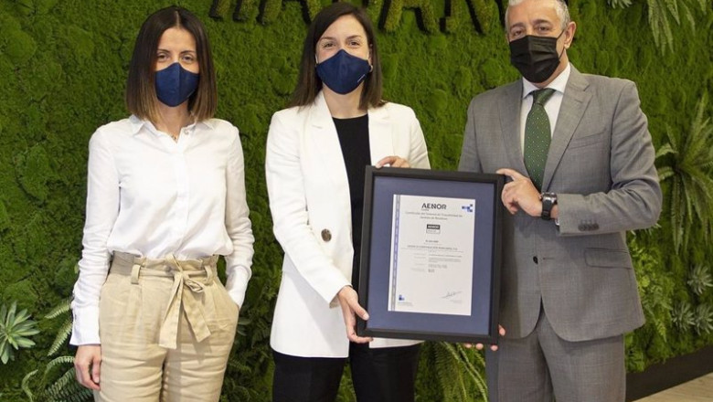De izquierda a derecha, la responsable del proyecto Residuo Cero dentro del área de Gestión y Mantenimiento de Inmuebles de ABANCA, Paynima Rizo, la responsable del área de Sostenibilidad, María García, y el director Región Atlántica de AENOR, Martín Pita | ABANCA ep de izquierda a derecha la responsable del proyecto residuo cero dentro del area de gestion y