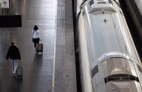 ep dos personas durante la segunda operacion salida por navidad en la estacion de tren de