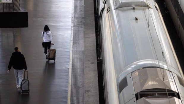 ep dos personas durante la segunda operacion salida por navidad en la estacion de tren de