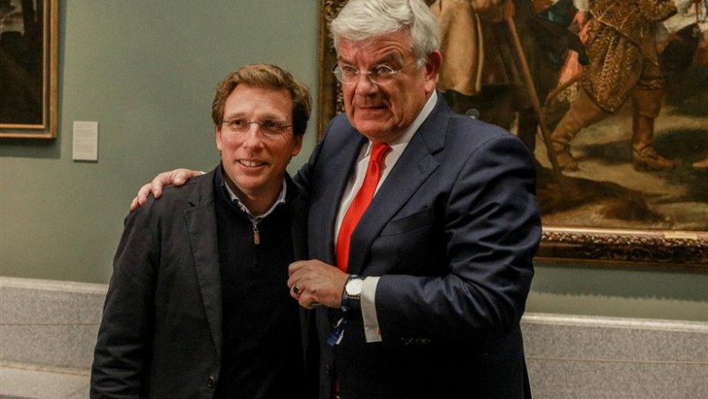 El alcalde de Madrid, José Luis Martínez-Almeida, junto al alcalde de alcalde de Utrecht, Jan van Zanen, asiste al acto en el que se cede el testigo a la ciudad de Utrecht (Holanda) como sede de la salida de la Vuelta Ciclista a España 2020. | Ricardo Rubio - Europa Press ep el alcalde de madrid jose luis martinez-almeida junto al alcalde de alcalde de utrecht jan van