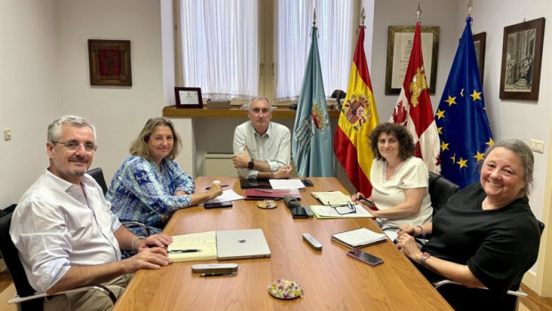 ep el alcalde de segovia jose mazarias centro con la alcaldesa de santiago goretti sanmartin dcha y