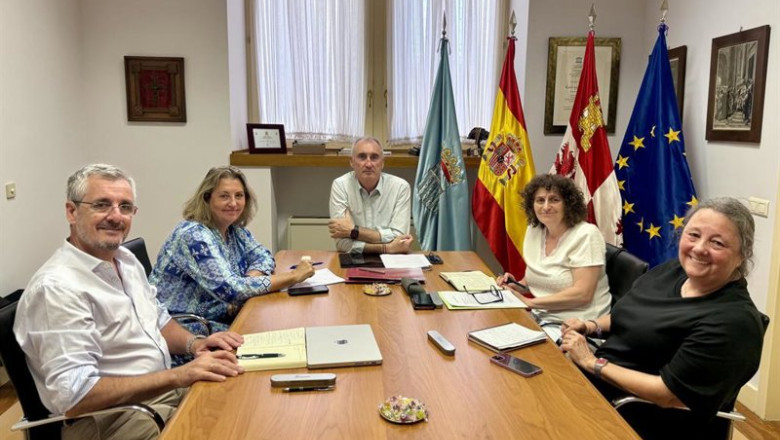 El alcalde de Segovia, José Mazarías (centro), con la alcaldesa de Santiago, Goretti Sanmartín, (dcha) y concejales de ambas ciudades . | CIUDADES PATRIMONIO ep el alcalde de segovia jose mazarias centro con la alcaldesa de santiago goretti sanmartin dcha y