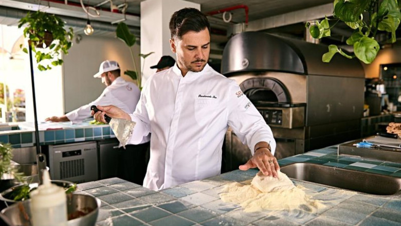 ep el chef italiano pier daniele seu celebra en el w ibiza el ferragosto con sus pizzas