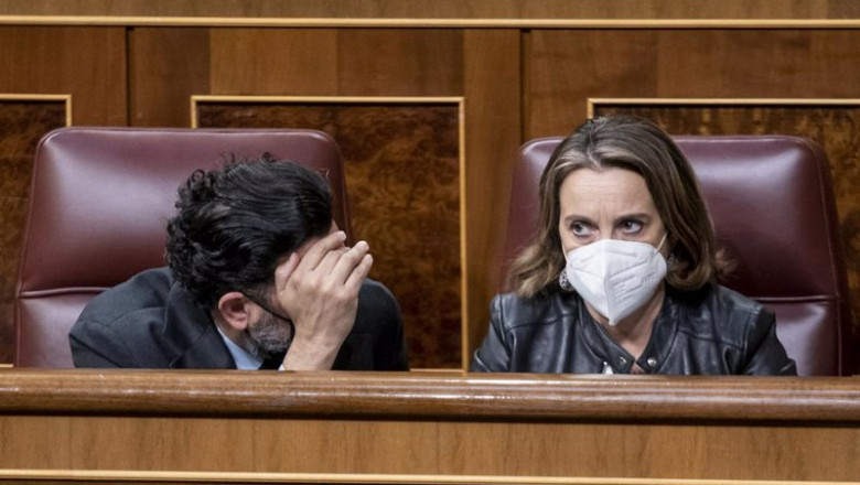 El diputado del PP, Guillermo Mariscal, y la coordinadora general del PP, Cuca Gamarra, conversan en una sesión plenaria, en el Congreso | A. Pérez Meca - Europa Press ep el diputado del pp guillermo mariscal y la coordinadora general del pp cuca gamarra conversan en