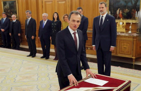 ep el ministro de ciencia e innovacion pedro duque jura o promete su cargo ante el rey felipe vi en
