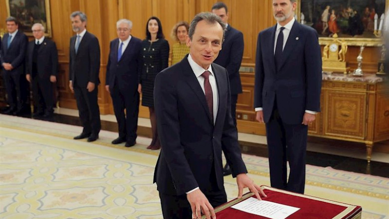 ep el ministro de ciencia e innovacion pedro duque jura o promete su cargo ante el rey felipe vi en