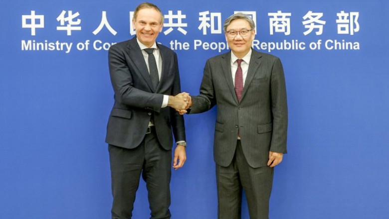 El ministro de Comercio, Wang Wentao, y el consejero delegado del Grupo Volkswagen, Oliver Blume | MINISTERIO COMERCIO CHINA ep el ministro de comercio wang wentao y el consejero delegado del grupo volkswagen oliver blume