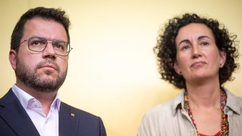 El presidente de la Generalitat, Pere Aragonès, y la secretaria general de ERC Marta Rovira, durante una rueda de prensa, en la sede de ERC, a 29 de julio de 2024, en Barcelona, Catalunya (España). | Lorena Sopêna - Europa Press ep el presidente de la generalitat pere aragons y la secretaria general de erc marta rovira durante