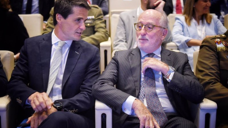 El presidente de Repsol, Antonio Brufau Niubó (d), durante la jornada 'Energía y Geoestrategia’, y el presidente del comité español del consejo mundial de la energía y vicepresidente del club español de la energía (ENERCLUB), Pedro Vasconcelos (i), en el | Fernando Sánchez - Europa Press ep el presidente de repsol antonio brufau niubo d durante la jornada energia y geoestrategia y el