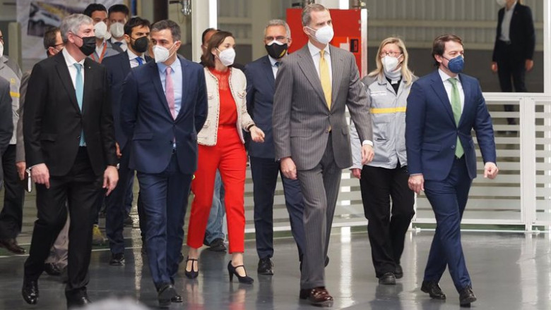 (I-D) El presidente director de Renault España, el presidente del Gobierno, la ministra de Industria, el Rey Felipe VI y el presidente de la Junta en la factoria de Villamuriel (Palencia). | Photogenic/Claudia Alba - Europa Press ep i d el presidente director de renault espana el presidente del gobierno la ministra de industria