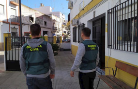 ep imagen de archivo de dos agentes en el cuartel de la guardia civil de isla cristina