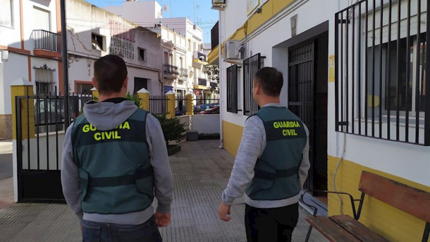 ep imagen de archivo de dos agentes en el cuartel de la guardia civil de isla cristina