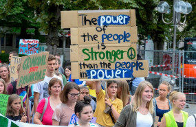 ep jovenes participanuna protesta de fridays for future este mesagostola ciudadbonn alemania