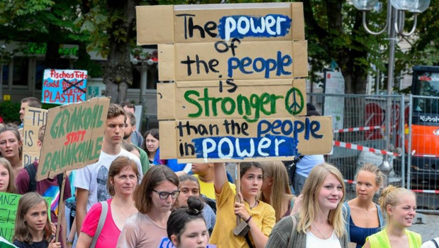 ep jovenes participanuna protesta de fridays for future este mesagostola ciudadbonn alemania
