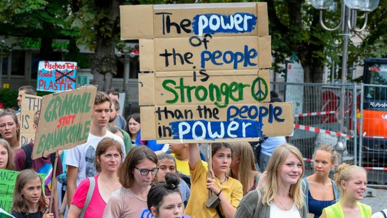 Jóvenes participan en una protesta de 'Fridays For Future' este mes de agosto en la ciudad de Bonn (Alemania). | Roberto Pfeil/VM/dpa ep jovenes participanuna protesta de fridays for future este mesagostola ciudadbonn alemania