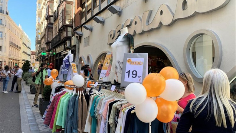 La calle Regalado saca a la calle su stock con descuentos y amenización musical, una estrategia para potenciar el comercio local y liquidar los productos de verano. | EUROPA PRESS ep la calle regalado saca a la calle su stock con descuentos y amenizacion musical una estrategia