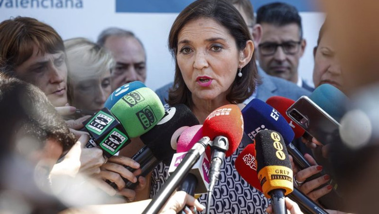 La ministra de Industria, Comercio y Turismo, Reyes Maroto, atiene a los medios tras una reunión con el Clúster de Automoción de Valencia, a 10 de junio de 2022, en Almussafes, Valencia, Comunidad Valenciana (España). | Rober Solsona - Europa Press ep la ministra de industria comercio y turismo reyes maroto atiene a los medios tras una reunion con