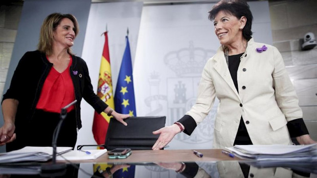 ep la ministra para la transicion ecologica en funciones teresa ribera y la ministra portavoz isabel