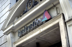 ep logo de helvetia en la entrada a su oficina sede del grupo de seguros suizo en madrid