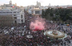 ep manifestantes encienden una bengala en la manifestacion del 8m dia internacional de la mujer a su ep manifestantes encienden una bengala en la manifestacion del 8m dia internacional de la mujer a su