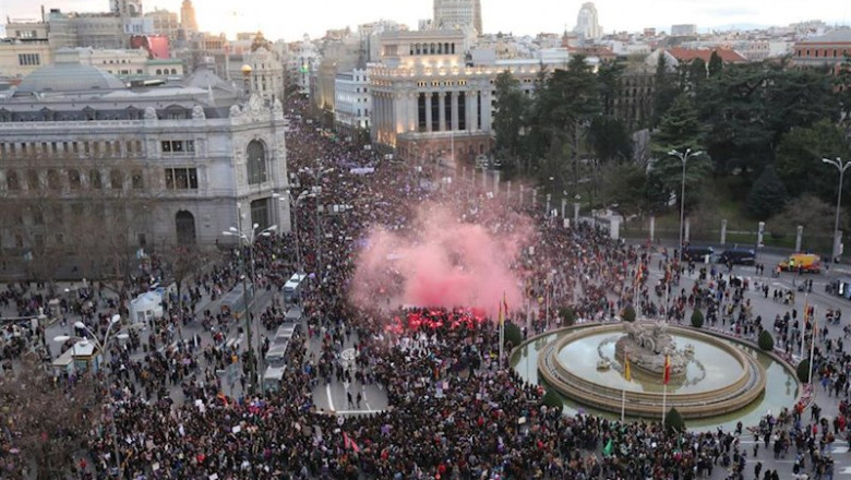 Manifestantes encienden una bengala en la manifestación del 8M (Día Internacional de la Mujer) a su paso por la Plaza de Cibeles, en Madrid a 8 de marzo de 2020. | Jesús Hellín - Europa Press ep manifestantes encienden una bengala en la manifestacion del 8m dia internacional de la mujer a su