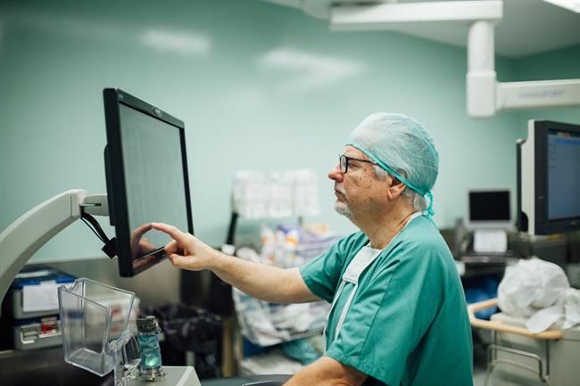 El médico mallorquín planificando la intervención del robot | CENTRO MÉDICO TEKNON ep medico mallorquin planificandointervencionrobot