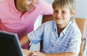 ep padre e hijo nino menor usando internet ordenador