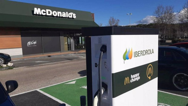 ep punto de recarga en un restaurante de mcdonalds de iberdrola