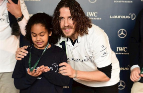 ep puyol en una accion como emjador de laureus