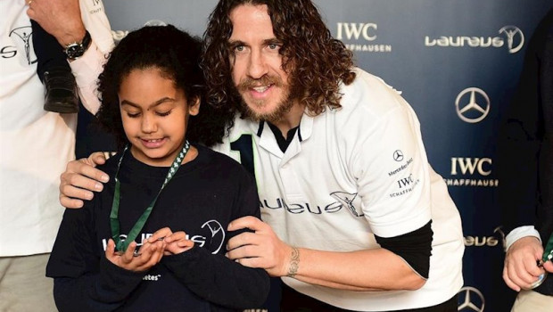 ep puyol en una accion como emjador de laureus