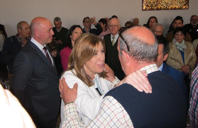 Susana Díaz saluda a los asistentes al acto en el Ayuntamiento de Peñarroya | EUROPA PRESS ep susana diaz saludalos asistentesactoayuntamientopenarroya