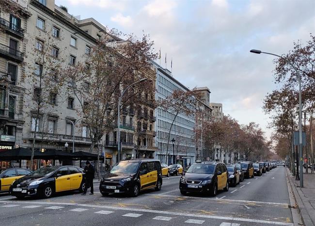 Taxistas de Barcelona cortan la Gran Via | EUROPA PRESS ep taxistasbarcelona cortangran via