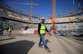 ep trabajadores cataries construyen los estadios que albergaran el mundial de futbol en 2022