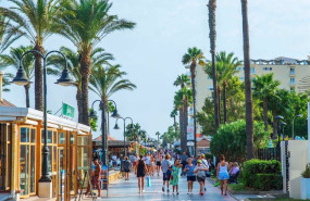 ep turistas caminan por el paseo maritimo de torremolinos