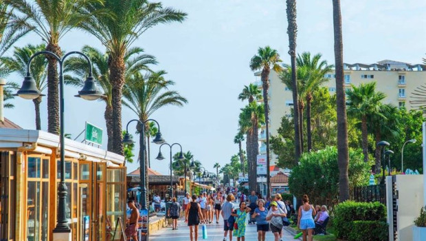 ep turistas caminan por el paseo maritimo de torremolinos