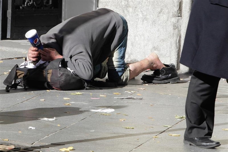ep un hombre pidiendo dinero en la calle ep un hombre pidiendo dinero en la calle