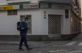 ep un hombre protegido con mascarilla camina delante de una oficina de empleo ep un hombre protegido con mascarilla camina delante de una oficina de empleo