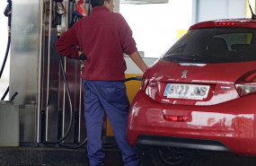 ep un hombre reposta carburante en una estacion de servicio 20200401163910