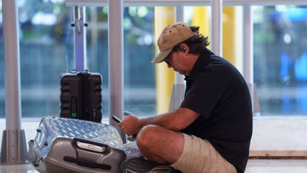 ep un hombre sentado en la terminal t4 del aeropuerto adolfo suarez madrid barajas tras pasar un dia ep un hombre sentado en la terminal t4 del aeropuerto adolfo suarez madrid barajas tras pasar un dia