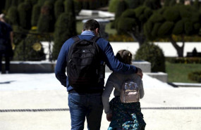 ep un padre junto a su hija pasean por el parque del retiro en el primer dia sin colegio