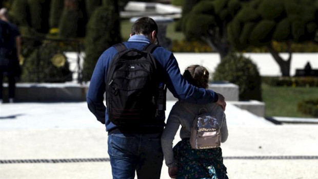 ep un padre junto a su hija pasean por el parque del retiro en el primer dia sin colegio