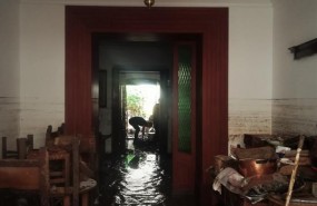 ep un vecino achica aguasu casasant lloren trasinundaciones