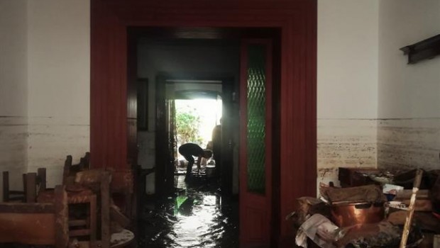 Un vecino achica agua en su casa en Sant Llorenç tras las inundaciones | EUROPA PRESS ep un vecino achica aguasu casasant lloren trasinundaciones