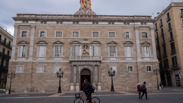 ep varias personas pasan por delante del palau de la generalitat a 22 de febrero de 2024 en